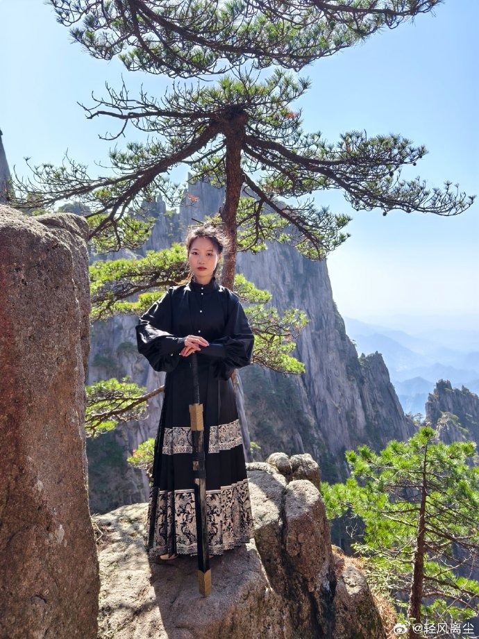 美女老外穿漢服打卡黃山