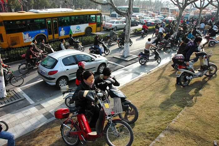 電動車數(shù)量激增導(dǎo)致的校園擁堵問題探究，校園電動車數(shù)量激增引發(fā)的擁堵問題探究