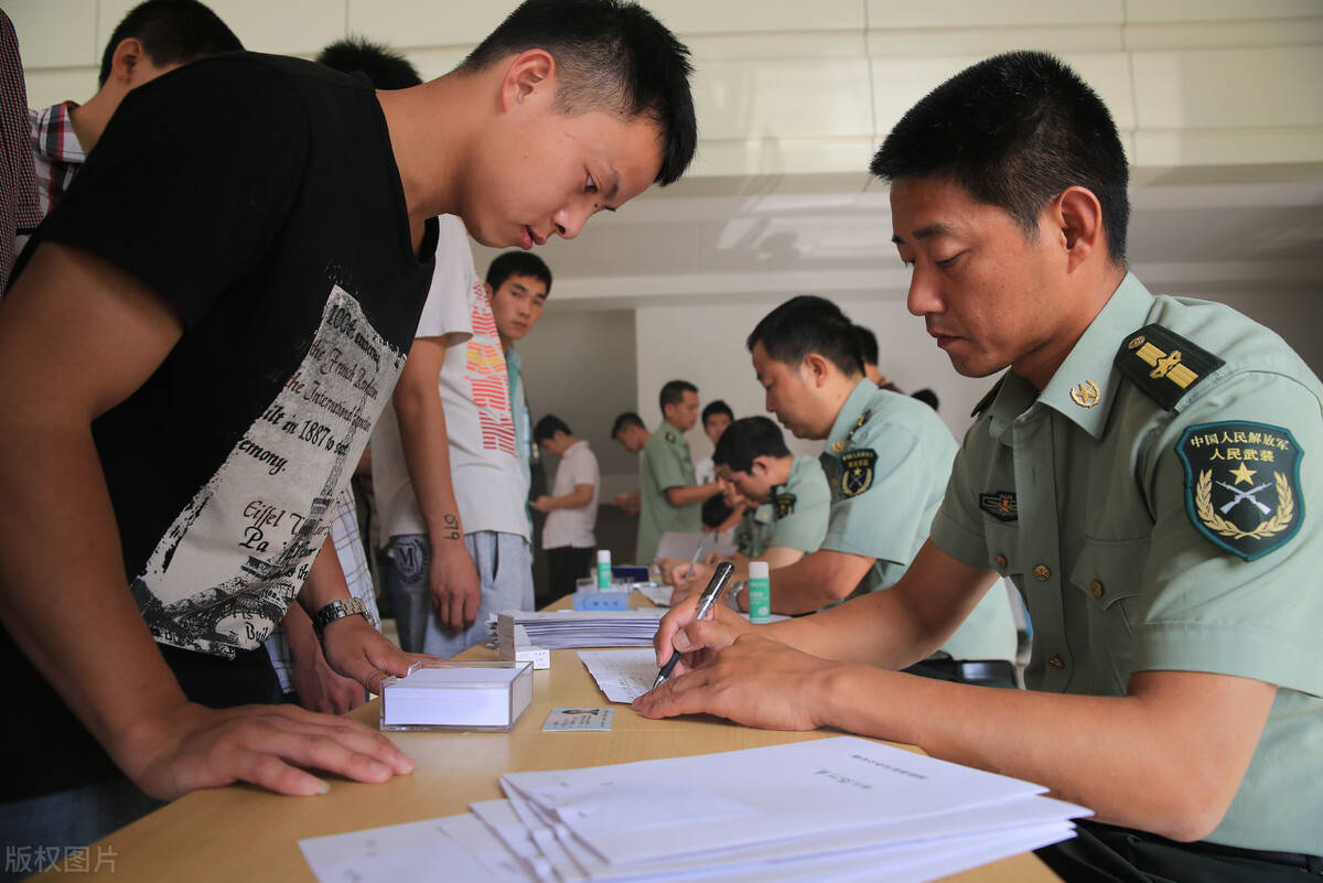 在學校報名參軍與在家報名的區(qū)別，一種選擇兩種情境，學校與家庭報名參軍，不同選擇下的兩種情境對比